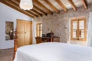 3 bedrooms, iron/ironing board, free WiFi, bed sheets - CAN MORA - Villa with private pool in Campos. Free WiFi (Campos)