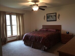 4 bedrooms - Newer Ranch with large yard, sleeps 10 comfortably  (Put-In-Bay)