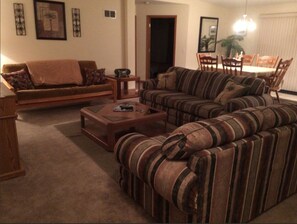 Living area - Newer Ranch with large yard, sleeps 10 comfortably  (Put-In-Bay)