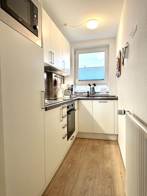 Kühlschrank, Mikrowelle, Ofen, Geschirrspüler