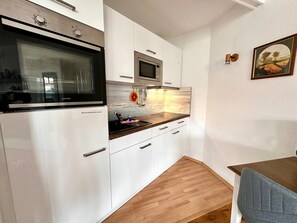 Een koelkast, een magnetron, een oven, een vaatwasser
