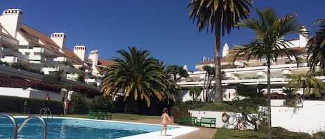 Una piscina al aire libre, una piscina climatizada