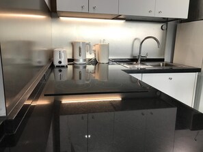 Réfrigérateur, micro-ondes, plaque de cuisson, cafetière/bouilloire