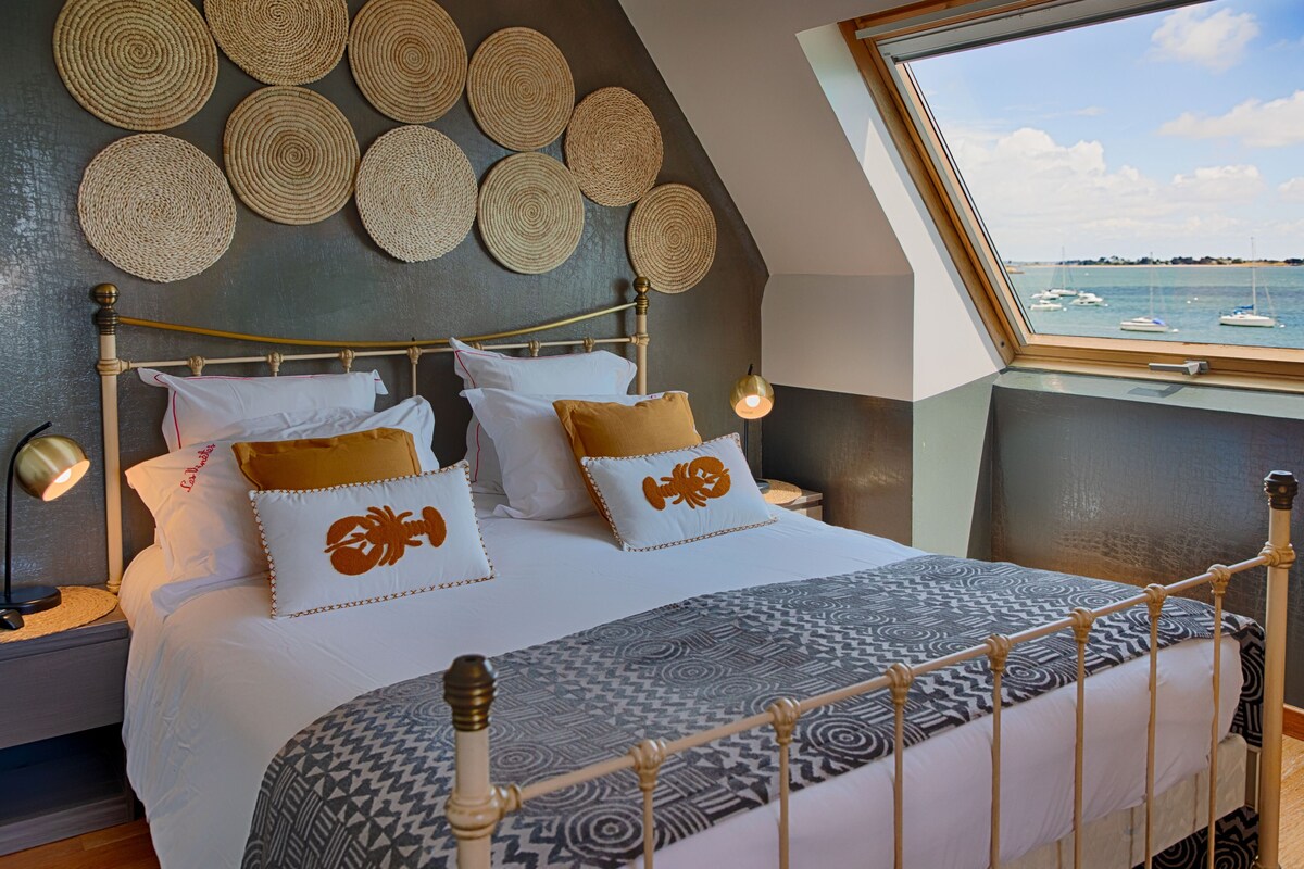 In-room safe, WiFi (free), bed sheets