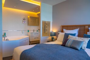 Royal Double Room, 1 King Bed, Terrace, Sea View | Bathroom | Separate tub and shower, deep soaking tub, free toiletries, hair dryer - Les Vénètes (Arradon)