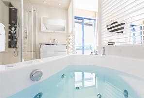 Doppia Royal, 1 letto king, terrazzo, vista mare | Bagno | Vasca e doccia separate, vasca da bagno a immersione totale