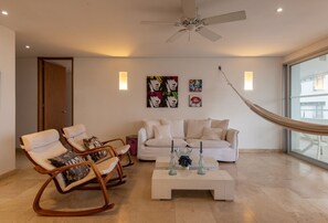 Smart TV, reproductor de DVD y libros 