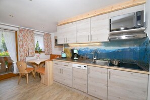 Kühlschrank, Mikrowelle, Herdplatte, Geschirrspüler