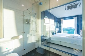 Hypo-allergenic bedding, free minibar, desk, laptop workspace - Belle Grand Hotel (Udon Thani)