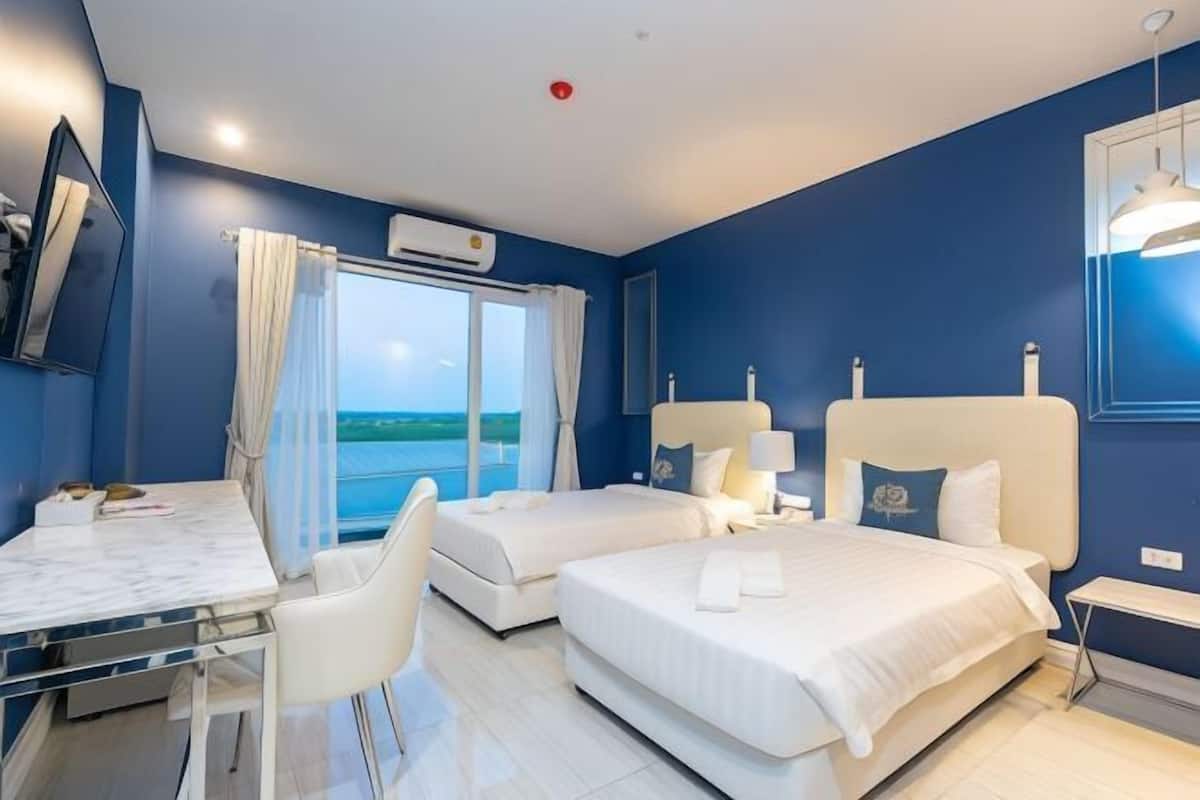 Ropa de cama hipoalergénica, minibar con artículos gratuitos, escritorio