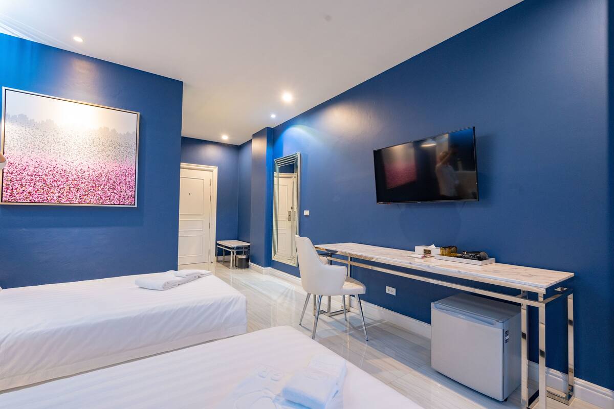 Ropa de cama hipoalergénica, minibar con artículos gratuitos, escritorio