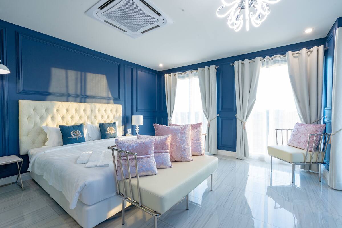 Ropa de cama hipoalergénica, minibar con artículos gratuitos, escritorio