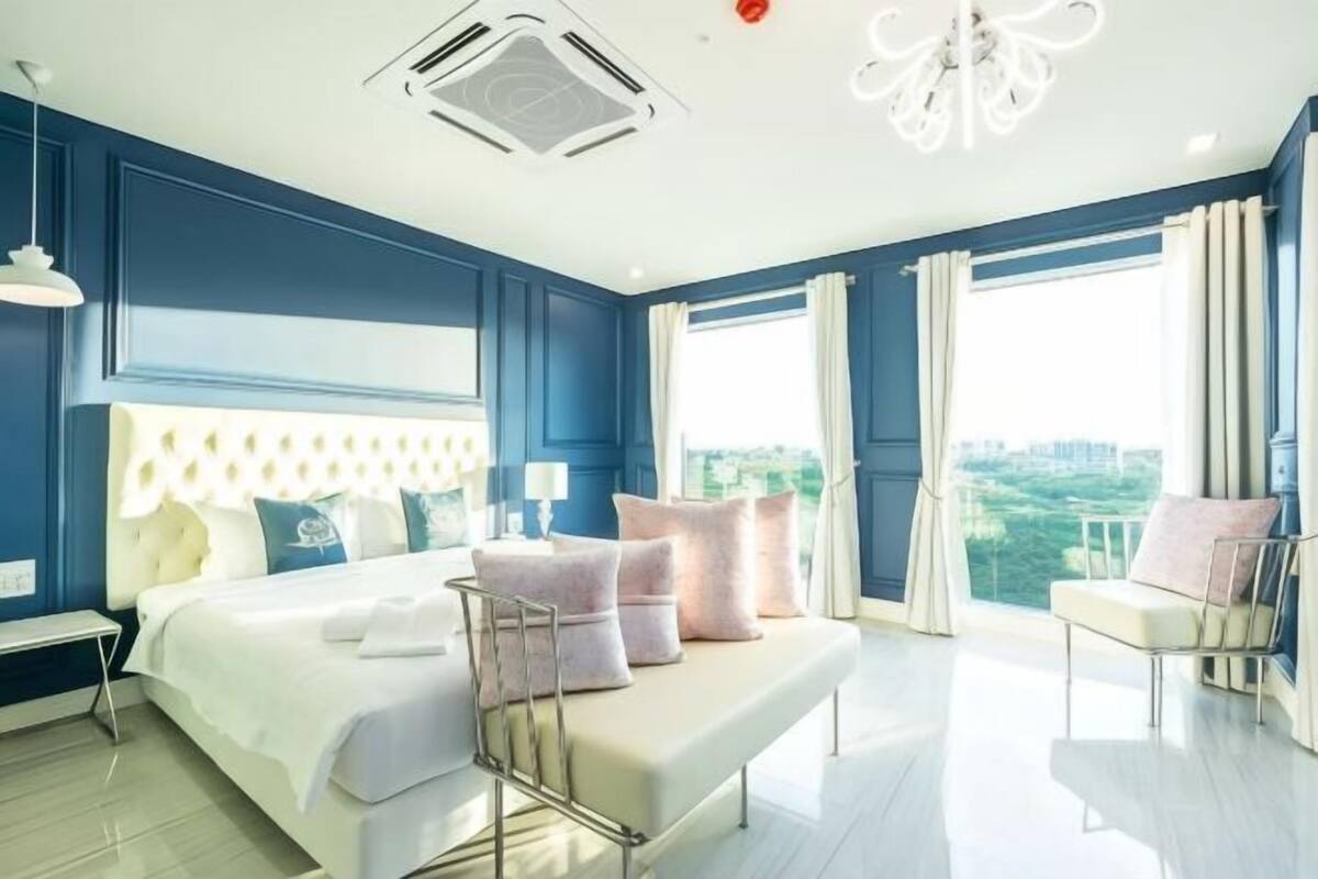 Ropa de cama hipoalergénica, minibar con artículos gratuitos, escritorio