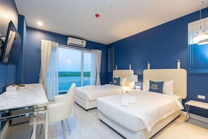 Roba de llit hipoal·lergògena, minibar gratuït i escriptori 