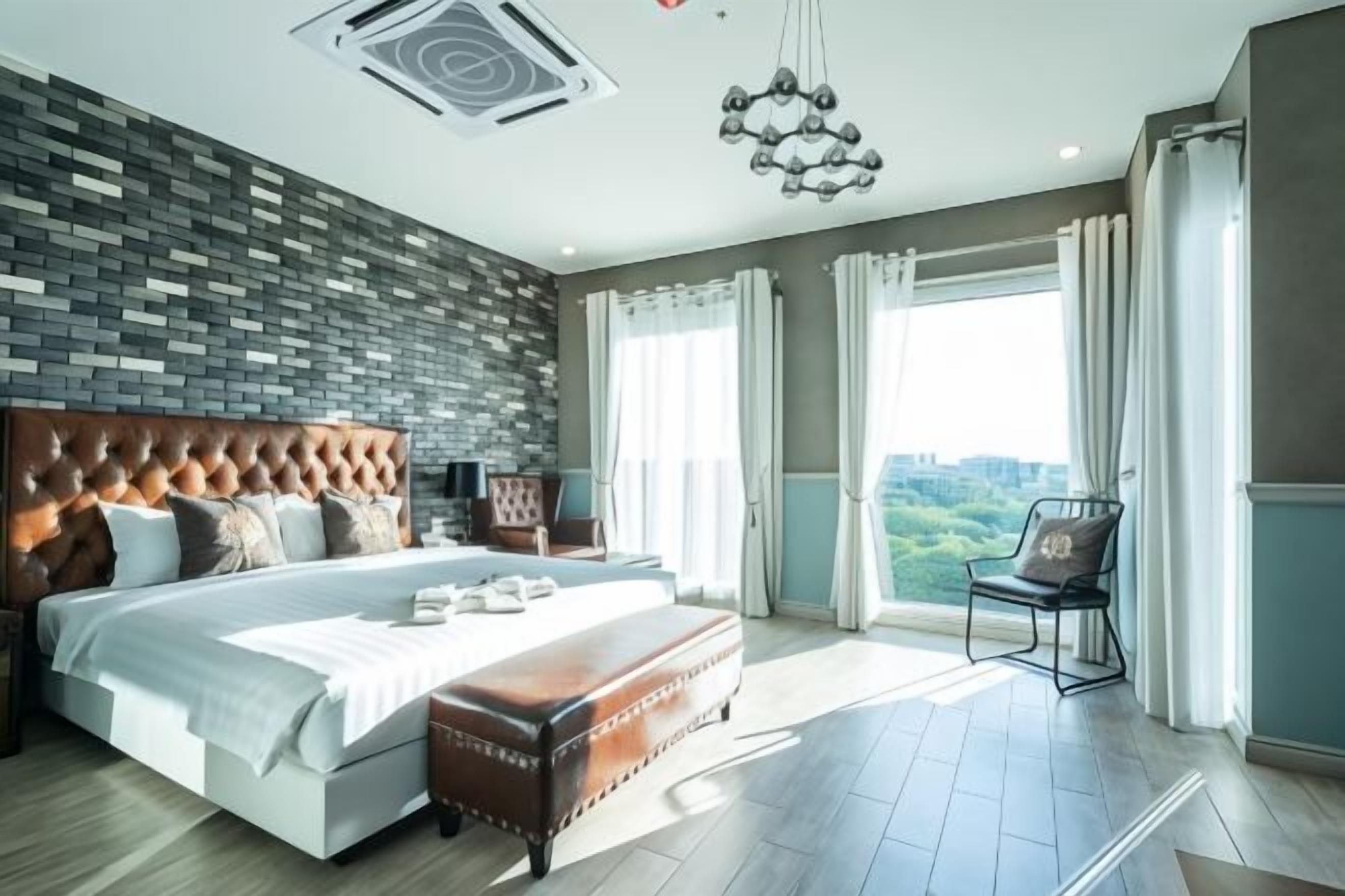 防敏寢具、迷你吧贈品、書桌、手提電腦工作空間