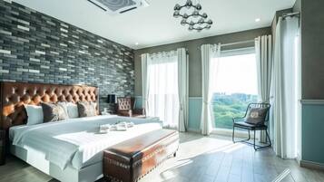 Hypo-allergenic bedding, free minibar, desk, laptop workspace