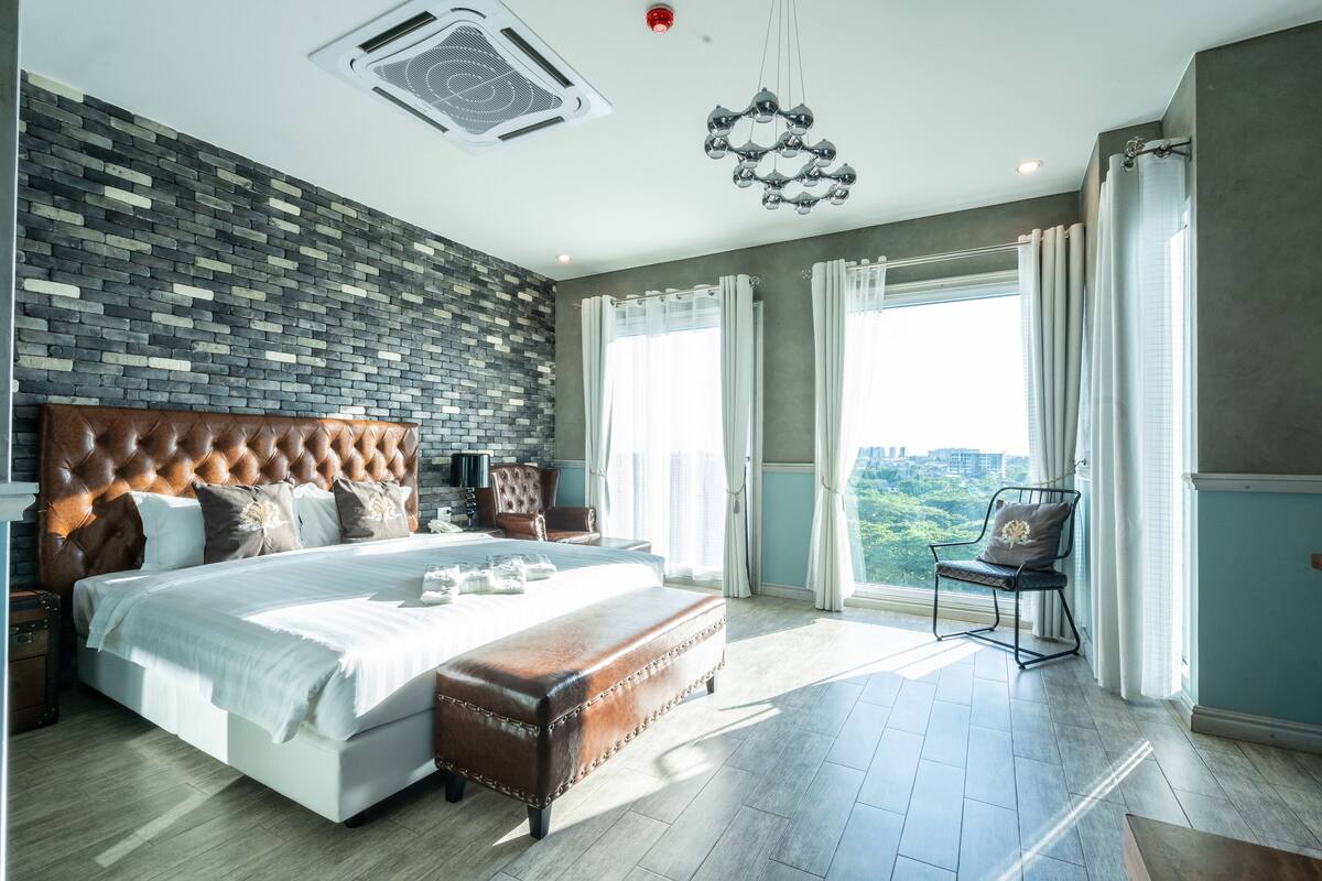 Ropa de cama hipoalergénica, minibar con artículos gratuitos, escritorio