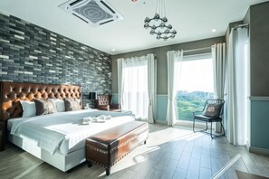 Ropa de cama hipoalergĂ©nica, artĂculos del minibar gratis y escritorio