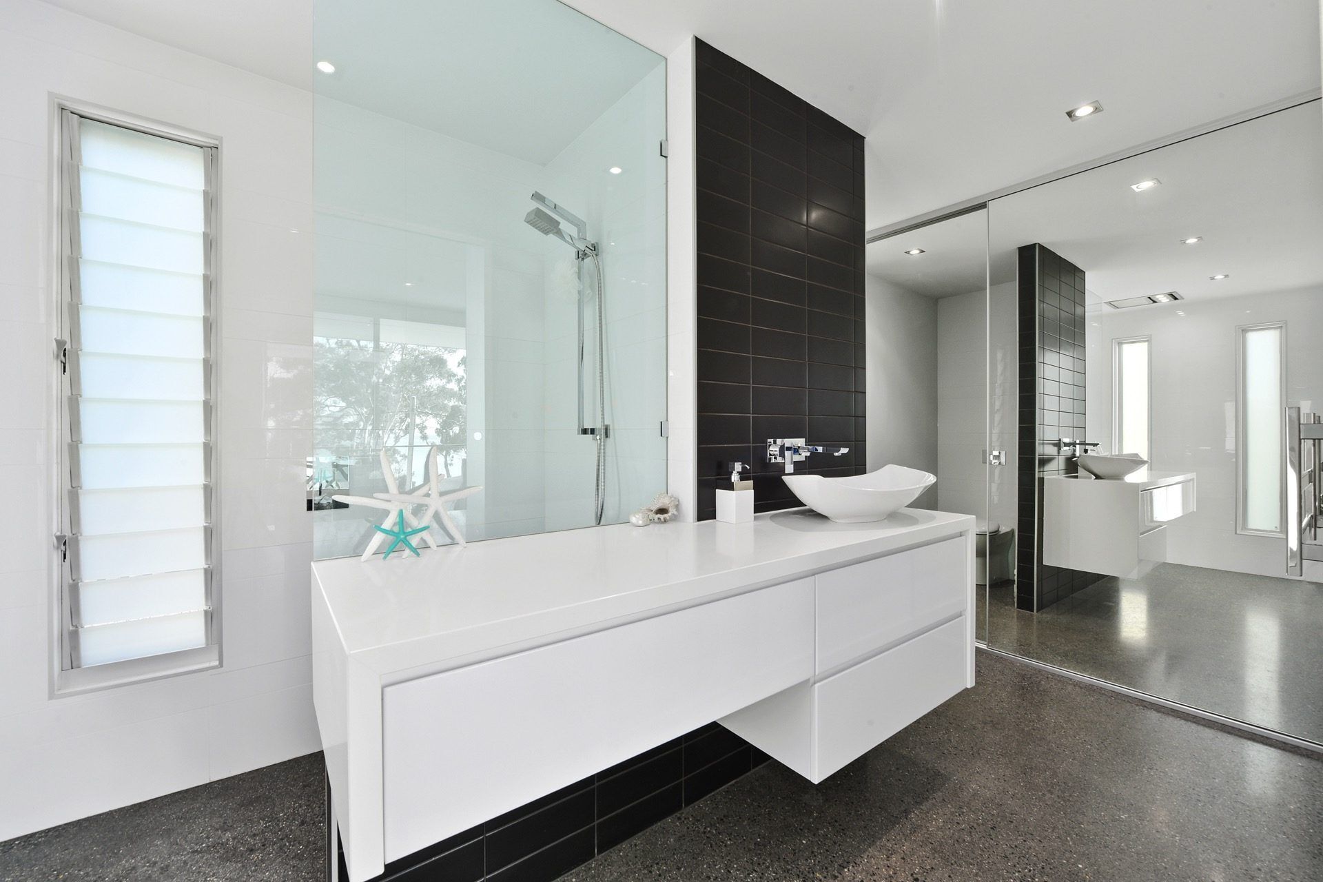 Luxury accommodation at Bridport — image 12