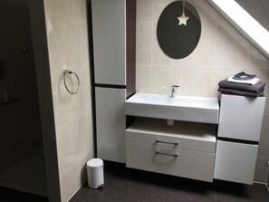Bathtub, towels, soap, toilet paper - Luxury farmhouse with a spacious garden and covered terrace. (Volkel)