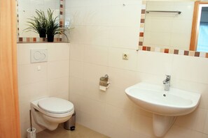 Shower, hair dryer, towels - FW Südersiet - Apartments Nagel (Ahrenshoop)