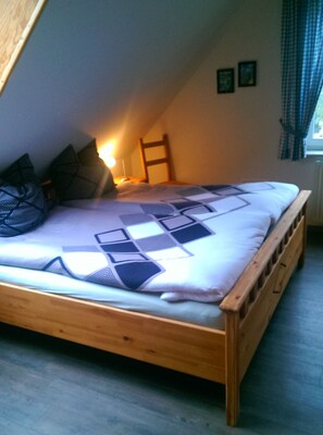 2 bedrooms, in-room safe, iron/ironing board, free WiFi