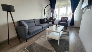 Dobbeltrom – honeymoon | Oppholdsområde | LED-TV og bøker