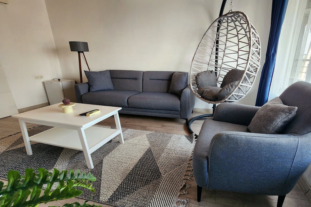 Doppia luna di miele | Area soggiorno | TV LED, libri