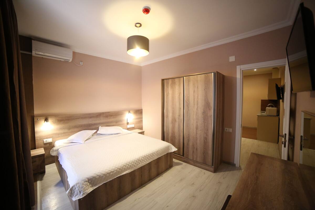 Family Studio Suite | Living room | Flat-screen TV