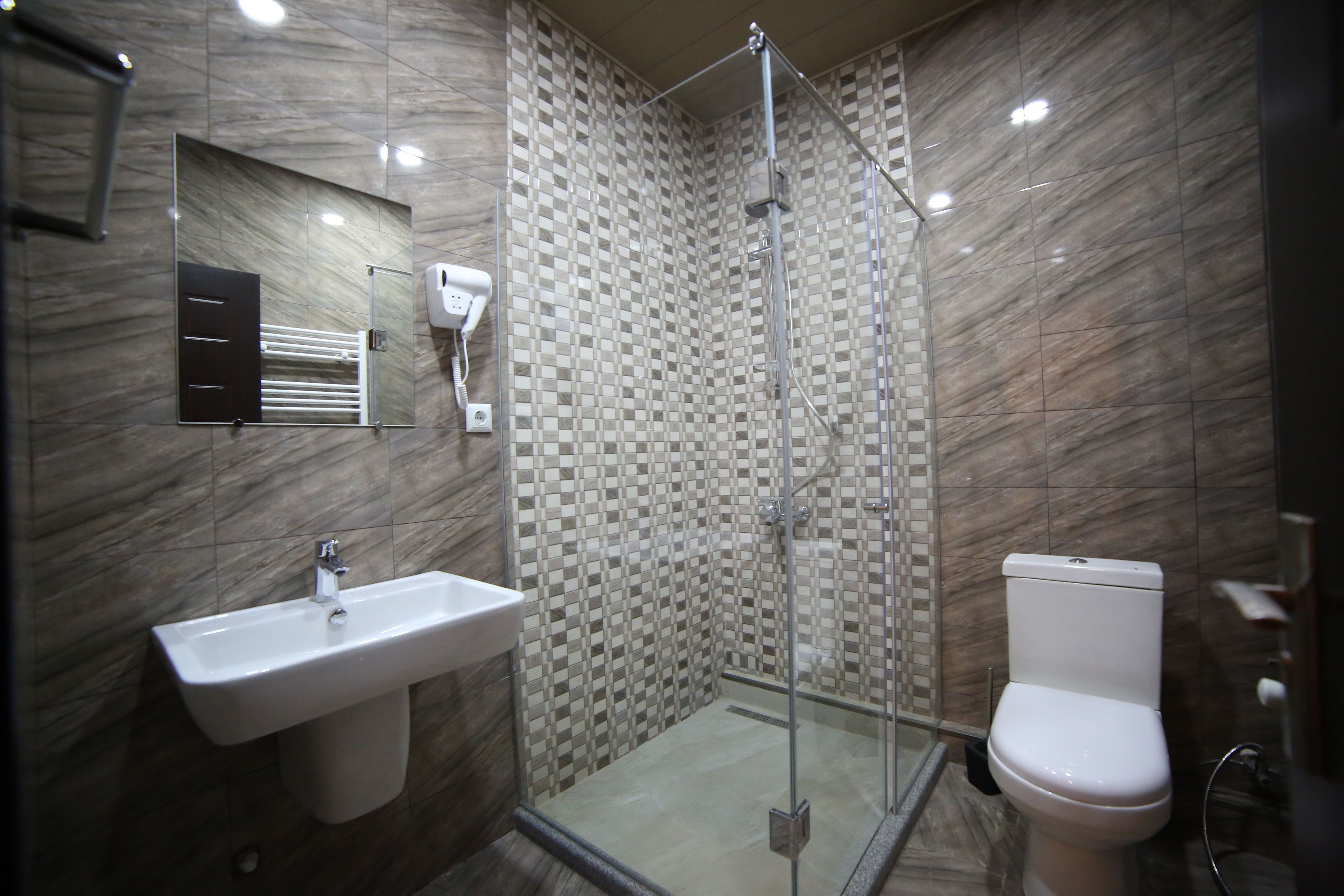 Suite monolocale familiare | Bagno | Doccia, soffione a pioggia, set di cortesia gratuito, asciugacapelli