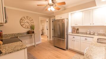 Jääkaappi, mikroaaltouuni, uuni, liesi