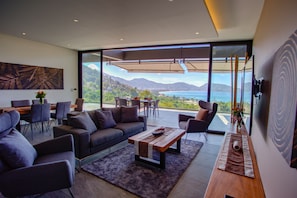 Departamento Deluxe, vista al mar | Área de sala de estar | Smart TV, Netflix y películas con cargo 