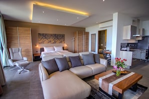 Estudio Deluxe, 1 cama King size, vista al mar | Área de sala de estar | Smart TV, Netflix y películas con cargo 