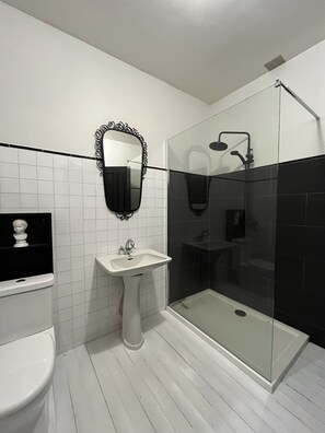 Douche, sĂšche-cheveux, serviettes fournies, savon