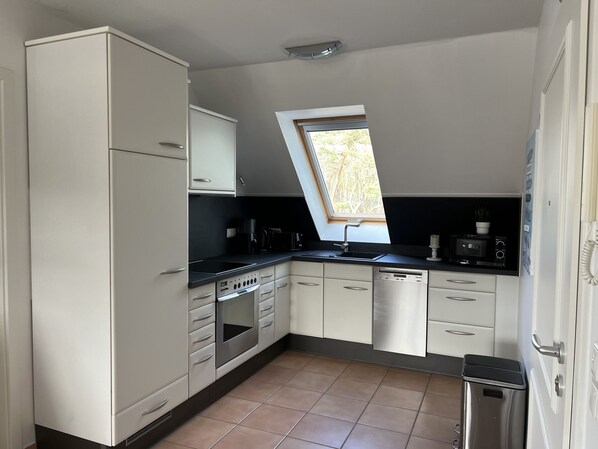 Kühlschrank, Mikrowelle, Ofen, Geschirrspüler
