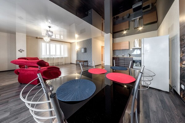 패밀리 아파트, 시내 전망 | 거실 | 케이블 채널 시청이 가능한 85cm LCD TV, TV