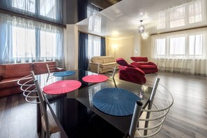 Family Apartment, City View | Living room | 85-cm LCD TV with cable channels, TV - InnHome Apartments on Kurchatova (Chelyabinsk)