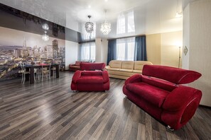 Family Apartment, City View | Living area | 85-cm LCD TV with cable channels, TV - InnHome Apartments on Kurchatova (Chelyabinsk)