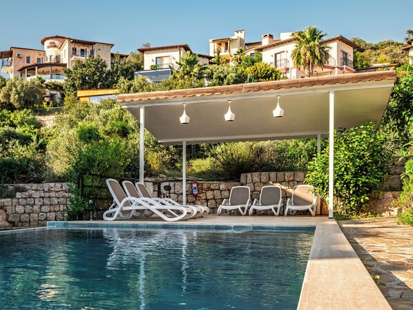 Piscina externa, funciona das 8h às 21h, espreguiçadeiras