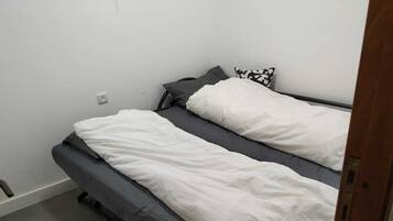 2 bedrooms, iron/ironing board, internet, bed sheets