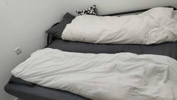 2 slaapkamers, een strijkplank/strijkijzer, internet, beddengoed