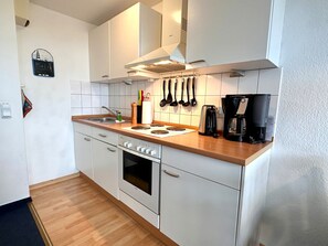 Een koelkast, een magnetron, een oven, een vaatwasser