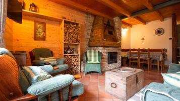 Televisie, een open haard en een tafeltennistafel