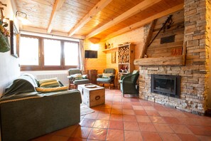 Televisio, takka, pöytätennispöytä