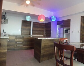 Réfrigérateur, surface de cuisson, vaisselle et ustensiles