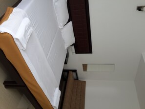 9 quartos, escrivaninha, ferros/tábuas de passar roupa