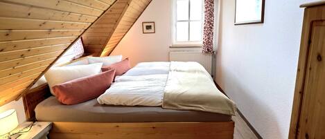 2 quartos, berço de viagem, Wi-Fi, roupa de cama