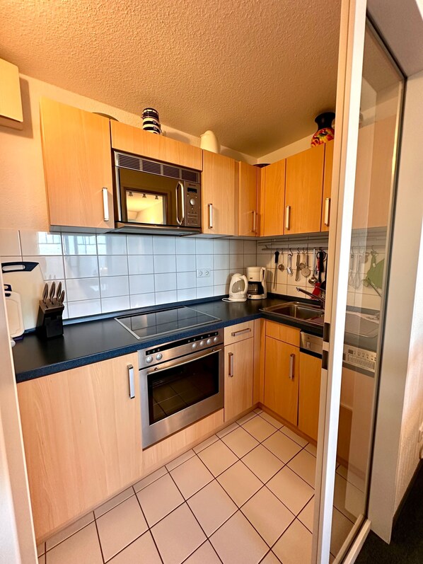 Kühlschrank, Mikrowelle, Ofen, Geschirrspüler