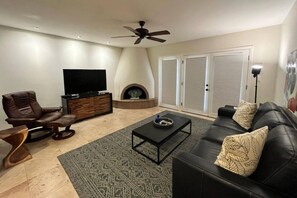 TV - FREE GOLF! Resort Style Heated Pool & Spa, WIFI, Walk to Borgata & Hilton Villages Shops & Dining! (Paradise Valley)