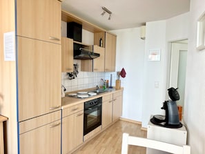 Kühlschrank, Ofen, Wasserkocher mit Kaffee-/Teezubehör, Wasserkocher